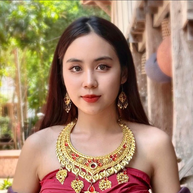 Hot girl Lào vượt 500km đến Điện Biên, chụp ảnh cùng bộ đội Việt: Quá mê các anh lính diễu hành-13