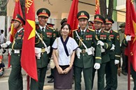 Hot girl Lào vượt 500km đến Điện Biên, chụp ảnh cùng bộ đội Việt: 'Quá mê các anh lính diễu hành'