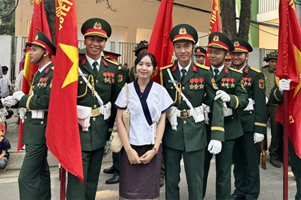 Hot girl Lào vượt 500km đến Điện Biên, chụp ảnh cùng bộ đội Việt: 