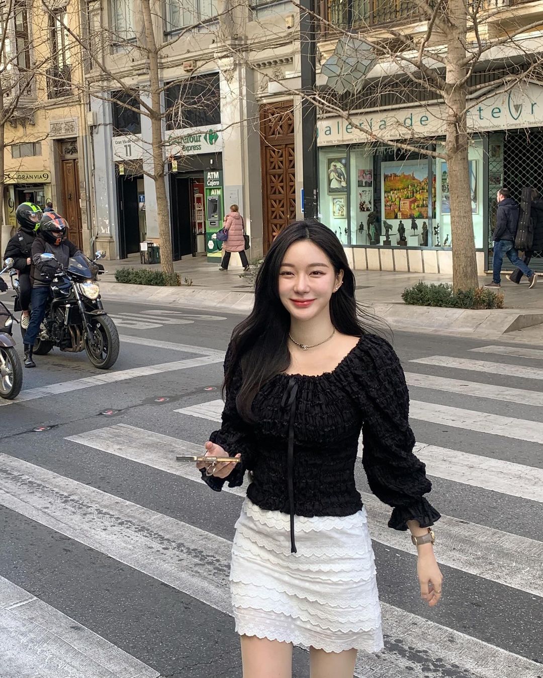 Kiểu áo trễ vai đáng sắm nhất trong mùa hè: Diện được 2 kiểu, từ thanh lịch đến gợi cảm-8