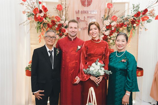 Minh Tú lần đầu đăng ảnh lễ ăn hỏi tổ chức kín tiếng, khoảnh khắc bên người cha quá cố gây xúc động