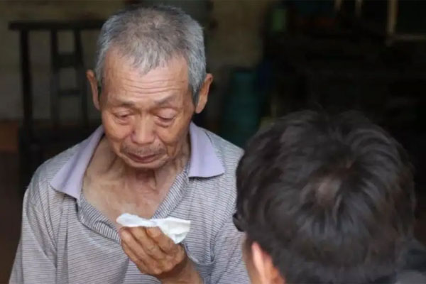 Đi ăn cưới cùng đồng nghiệp, đến cuối buổi trước đông đảo khách mời, anh bỗng quỳ xuống khiến tôi thảng thốt-2