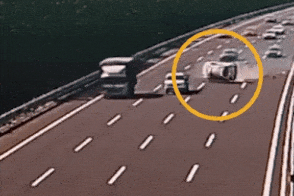 Ôtô nổ lốp lộn nhiều vòng trên cao tốc, nhiều tài xế dừng lại giải cứu