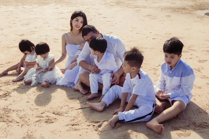 Hoa hậu đông con nhất Việt Nam đưa con bỏ phố về quê học trường làng: Bé lớn có dấu hiệu tự kỷ, các bé nhỏ không chịu đến lớp-1