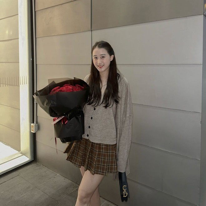 Chồng cũ Mai Ngọc nắm chặt tay gái xinh trên phố sau công khai ly hôn, tình mới chính là em gái của Kiều Ly Phạm!-4