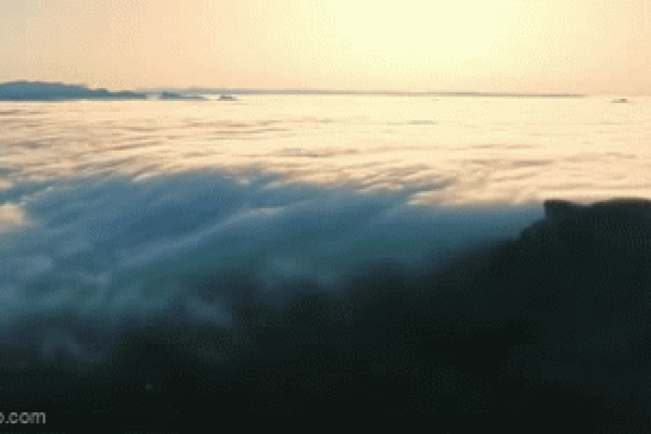 Clip: Hiếm gặp biển mây cuồn cuộn đổ xuống núi như thác nước