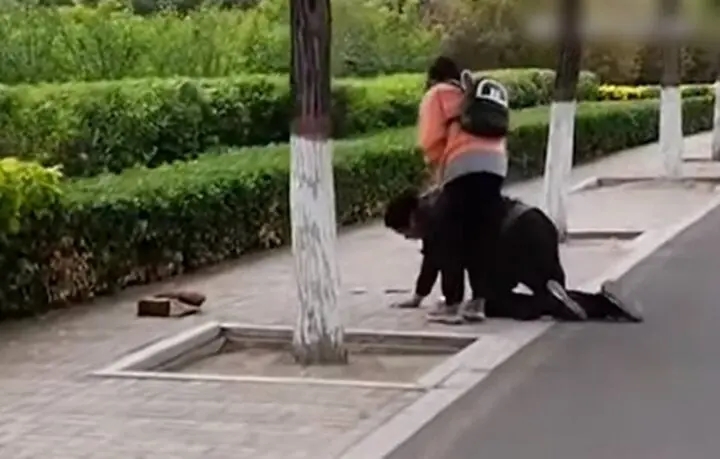 Cảnh bố quỳ xin lỗi vì không có tiền mua iPhone cho con gái gây bất bình dữ dội-1