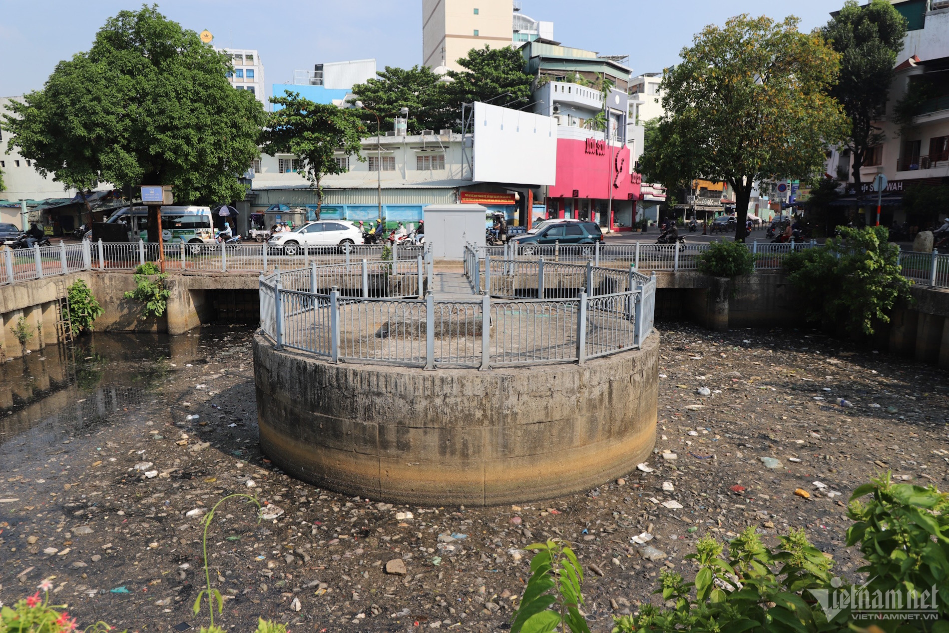 Sau mưa đầu mùa, xác cá chết lẫn rác thải nổi đầy kênh Nhiêu Lộc - Thị Nghè-3