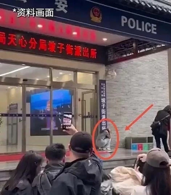 Đổ xô đến đồn cảnh sát để chụp ảnh check-in như tội phạm-3