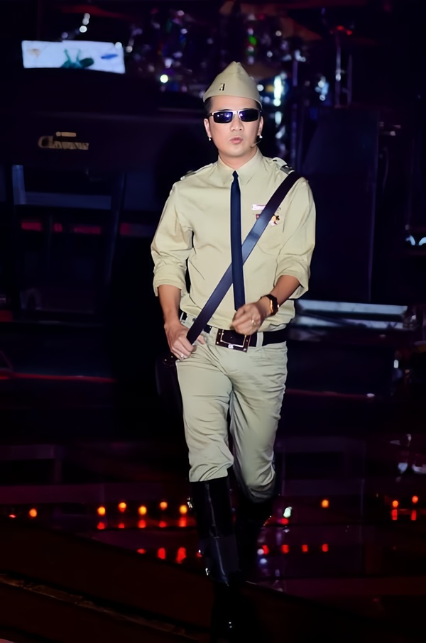 Đeo huy hiệu lạ trong liveshow, Đàm Vĩnh Hưng thiếu cẩn trọng và nhạy cảm?-2