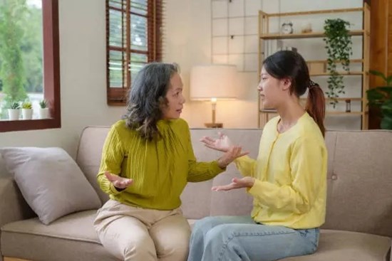 Mẹ chồng quá quắt yêu cầu chúng tôi dọn ra khỏi nhà để anh trai chồng lấy vợ: Khi tôi đưa sổ đỏ, bà ngỡ ngàng rồi tức giận bỏ đi!