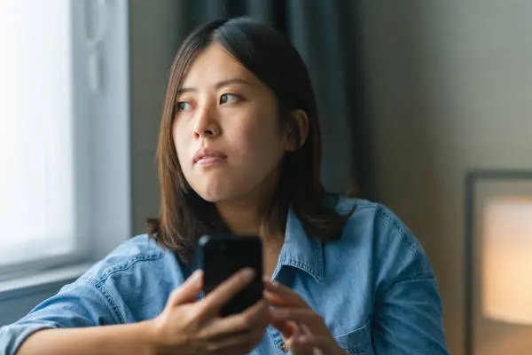 Mẹ chồng quá quắt yêu cầu chúng tôi dọn ra khỏi nhà để anh trai chồng lấy vợ: Khi tôi đưa sổ đỏ, bà ngỡ ngàng rồi tức giận bỏ đi!-1