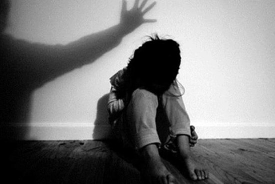 Gã “yêu râu xanh” vào trường học xâm hại bé gái 7 tuổi