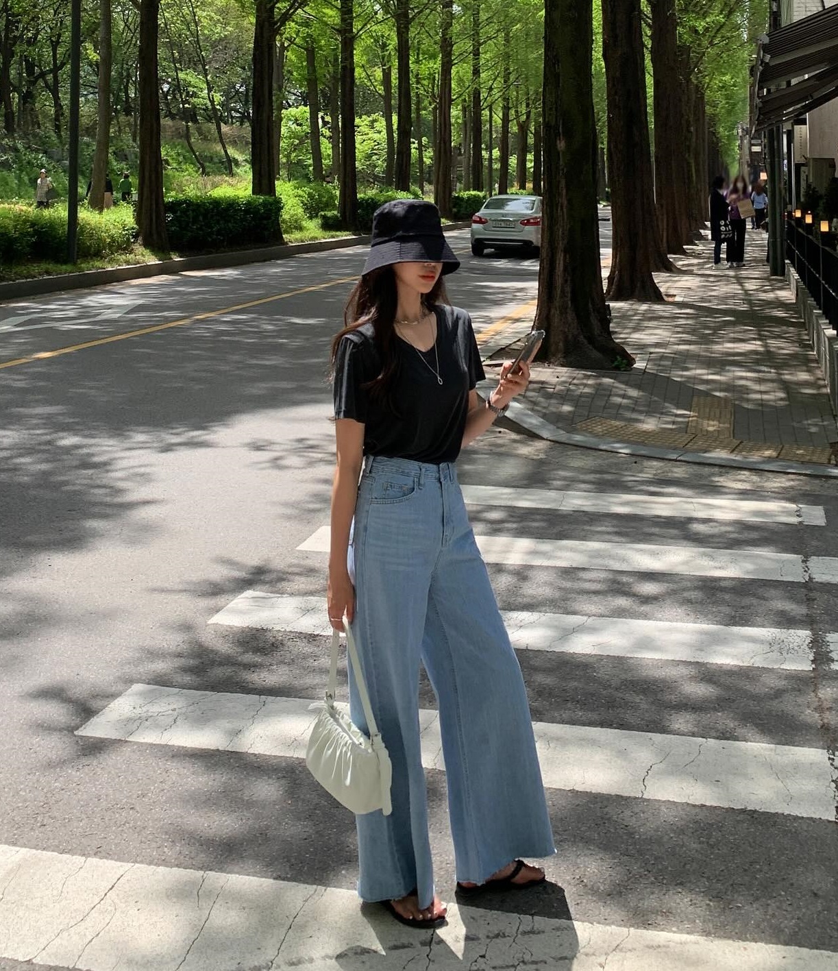 4 cách mặc áo thun mùa hè dành cho phụ nữ trên 40 tuổi-6