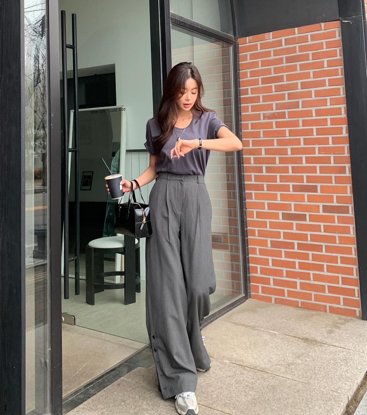 4 cách mặc áo thun mùa hè dành cho phụ nữ trên 40 tuổi-7