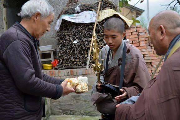 Trung Quốc: Sư trụ trì lái xe Audi, đeo đồng hồ hiệu, giấu 2 tỷ dưới áo cà sa sa lưới”, bí mật 16 năm hé lộ-4