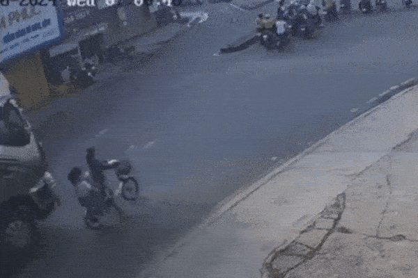 Clip: Xe tải tông trúng xe đạp điện khiến 2 bà cháu thương vong