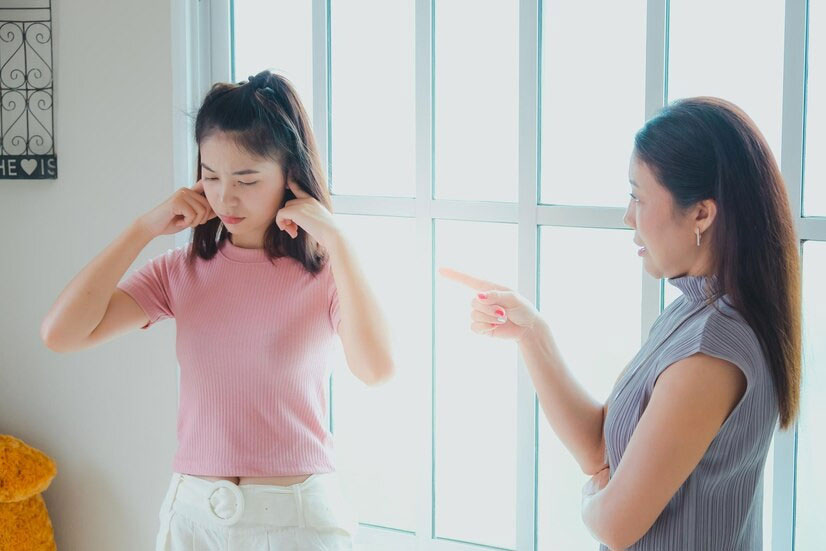 Phát hiện tiền cho cháu nội chạy vào túi thông gia, người phụ nữ tức nghẹn-1