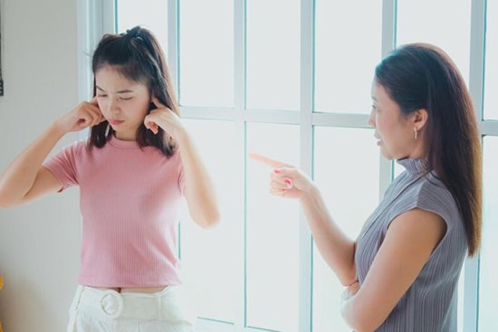 Phát hiện tiền cho cháu nội 'chạy' vào túi thông gia, người phụ nữ tức nghẹn