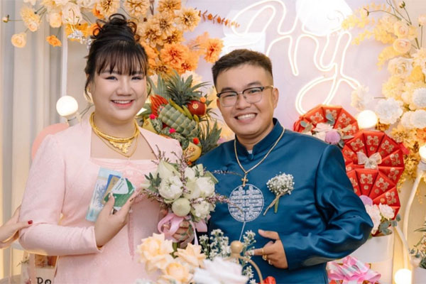 Cặp vợ chồng gen Z gây sốt với đám cưới y hệt hôn lễ của bố mẹ 3 thập kỷ trước-19