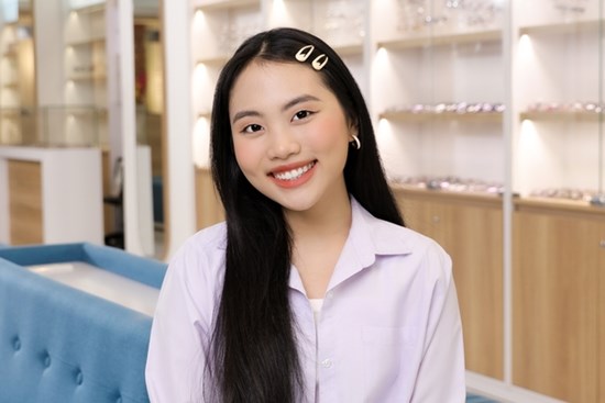 Từng chen chúc 14 người trong nhà cấp 4, cô bé này giờ nổi tiếng lại học giỏi, 