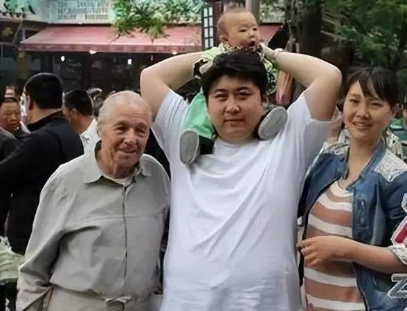 Người đàn ông 66 tuổi miễn phí tiền nhà cho cậu sinh viên nghèo suốt 8 năm, cuối đời bỗng được trả ơn theo cách ai cũng bất ngờ-3