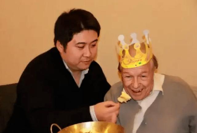 Người đàn ông 66 tuổi miễn phí tiền nhà cho cậu sinh viên nghèo suốt 8 năm, cuối đời bỗng được trả ơn theo cách ai cũng bất ngờ-4