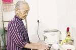 Cụ ông 97 tuổi vẫn đi dạo, viết chữ mỗi ngày: Bí quyết sống thọ, khỏe dai tóm gọn nhờ 2 chữ tự do-3