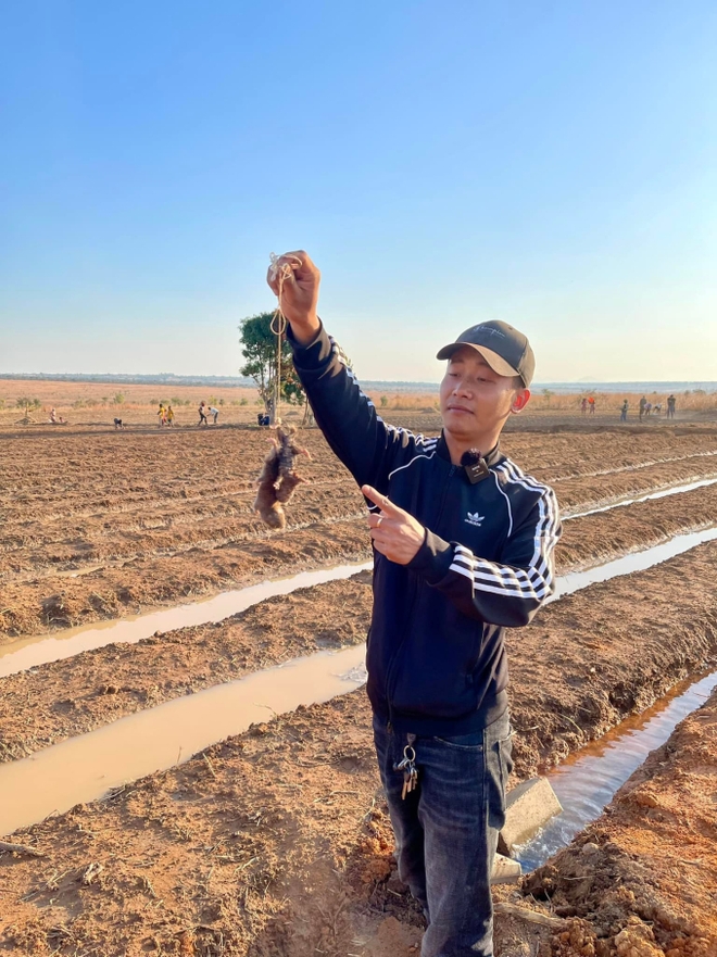 Bất ngờ với độ giàu của thanh niên xứ Nghệ livestream bán áo thun, đồ khô sống qua ngày-2