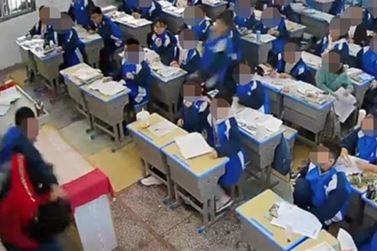 Học sinh đánh cô giáo ngay trên bục giảng chỉ vì dạy quá giờ ăn trưa
