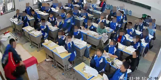 Học sinh đánh cô giáo ngay trên bục giảng chỉ vì dạy quá giờ ăn trưa-1