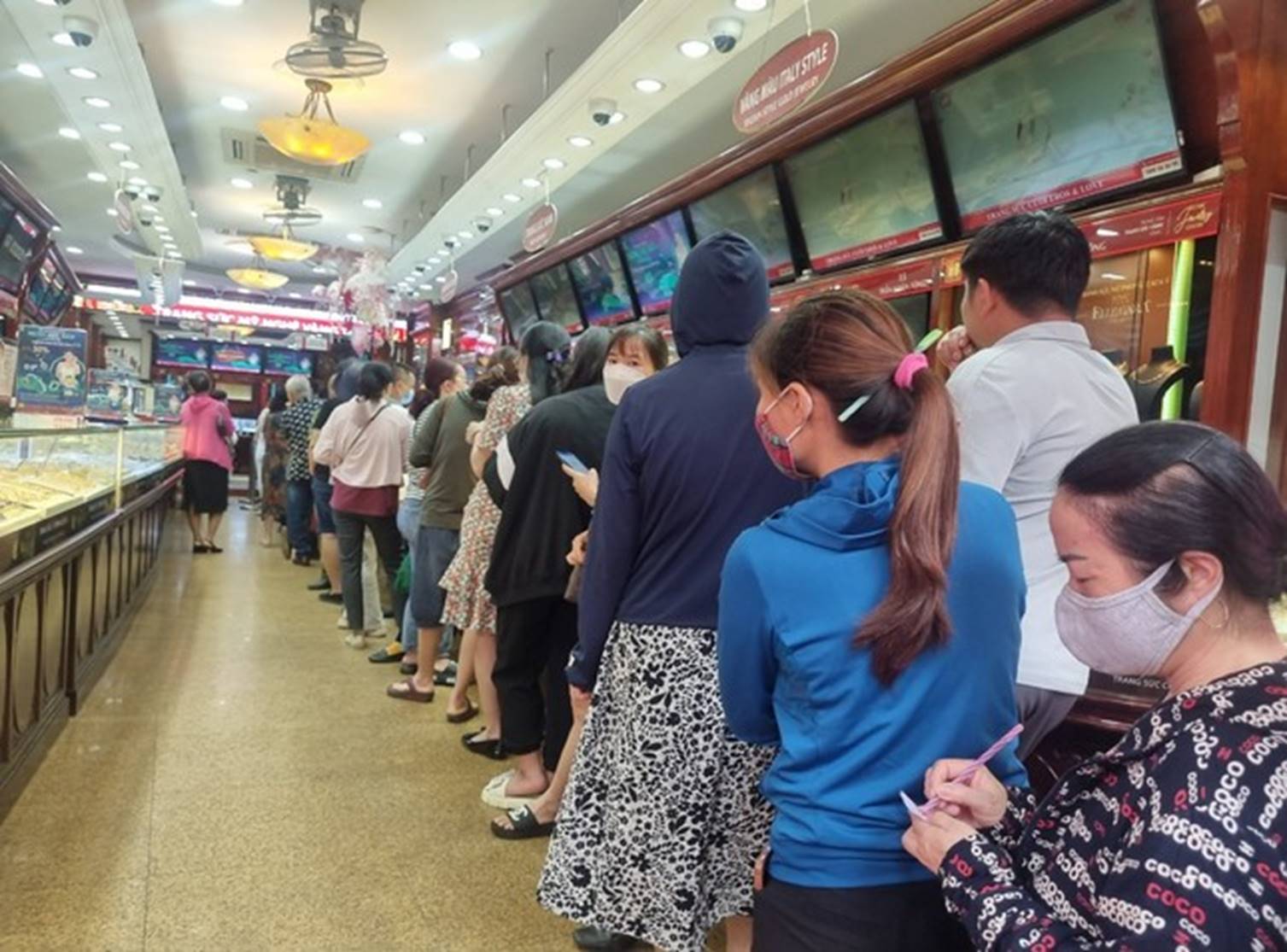 Người Hà Nội đổ xô đi mua bán vàng-2