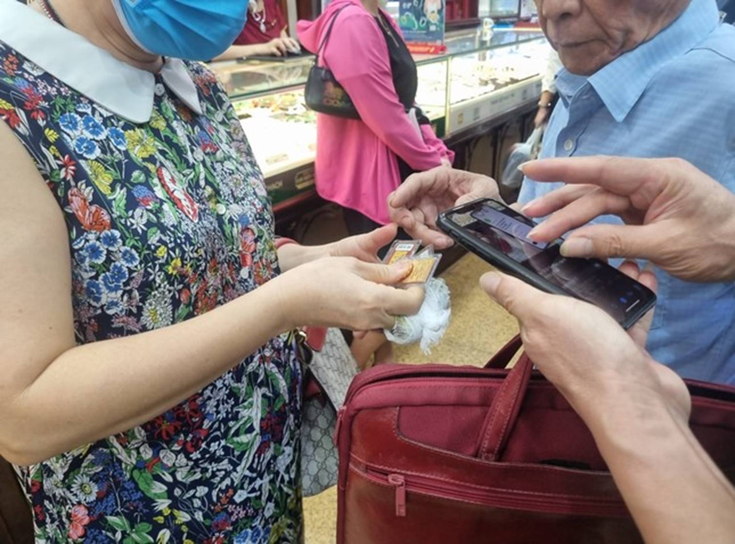 Người Hà Nội đổ xô đi mua bán vàng-4