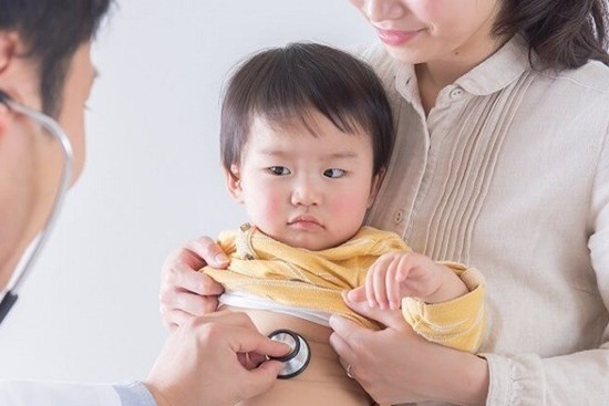 Bé trai không mũm mĩm bằng con nhà hàng xóm, mẹ đưa đi khám liền được bác sĩ nhắc