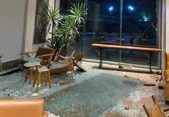 Hoàn cảnh khó khăn của nữ bác sĩ bị tấm kính ở quán cafe rơi trúng người: Mẹ ung thư, bố phải chạy đôn đáo 2 bệnh viện để chăm 2 mẹ con-2