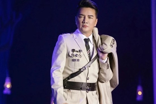 Sở Văn hóa phản hồi vụ Đàm Vĩnh Hưng cài huy hiệu ‘lạ’ khi diễn