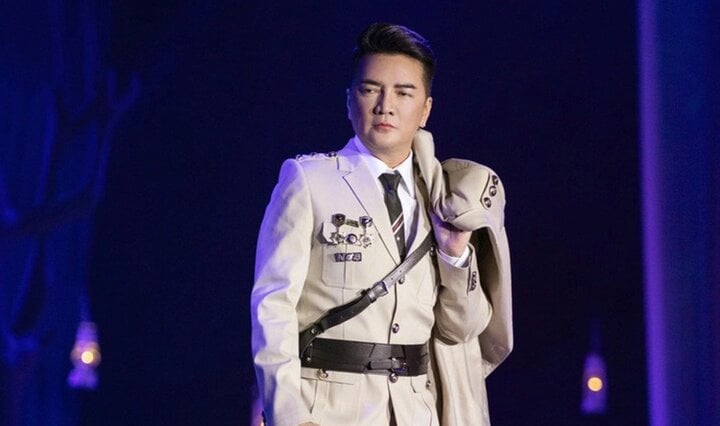 Đàm Vĩnh Hưng đeo huy hiệu lạ: Sở VHTT TP.HCM sẽ mời chuyên gia thẩm định lại-1