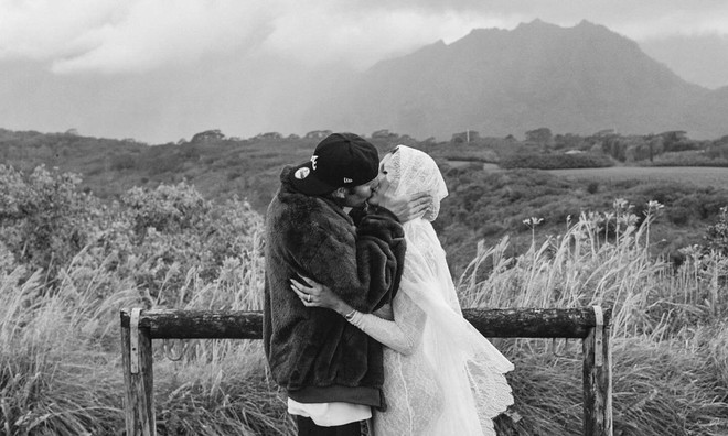 Justin Bieber và Hailey Bieber chuẩn bị đón con đầu lòng, bộ ảnh váy cưới bụng bầu hút gần 10 triệu like-2
