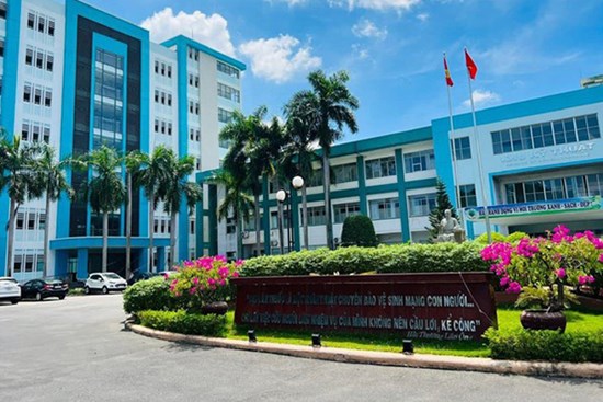 Siêu âm u nang buồng trứng phải, phẫu thuật bên trái: Bệnh viện xin lỗi