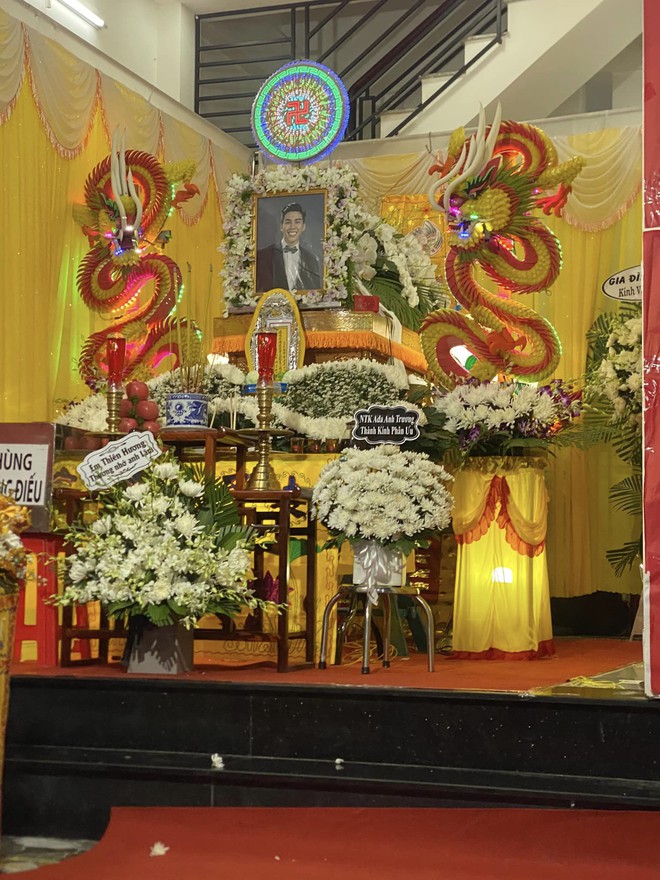 Tang lễ Lâm Nguyễn (Người ấy là ai): Bạn bè gửi hoa chia buồn, nụ cười trên di ảnh gây xót xa-1