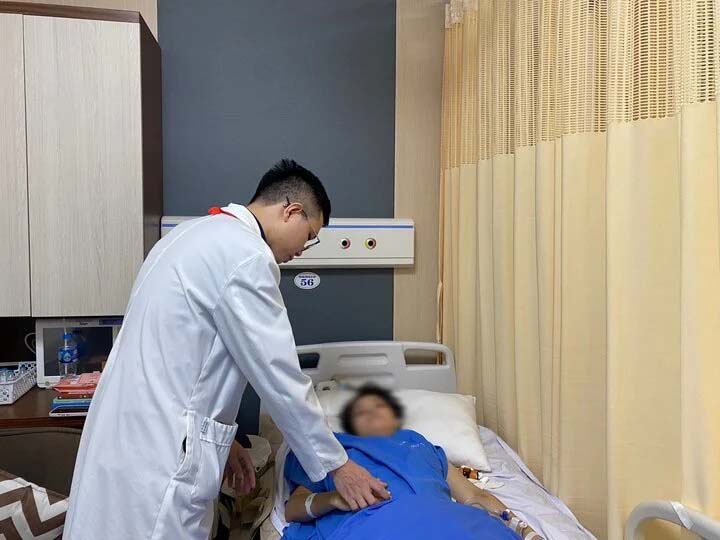 Cuộc gọi bố mẹ lúc đêm muộn của nữ bác sĩ bị kính rơi vào người trước khi hôn mê-1