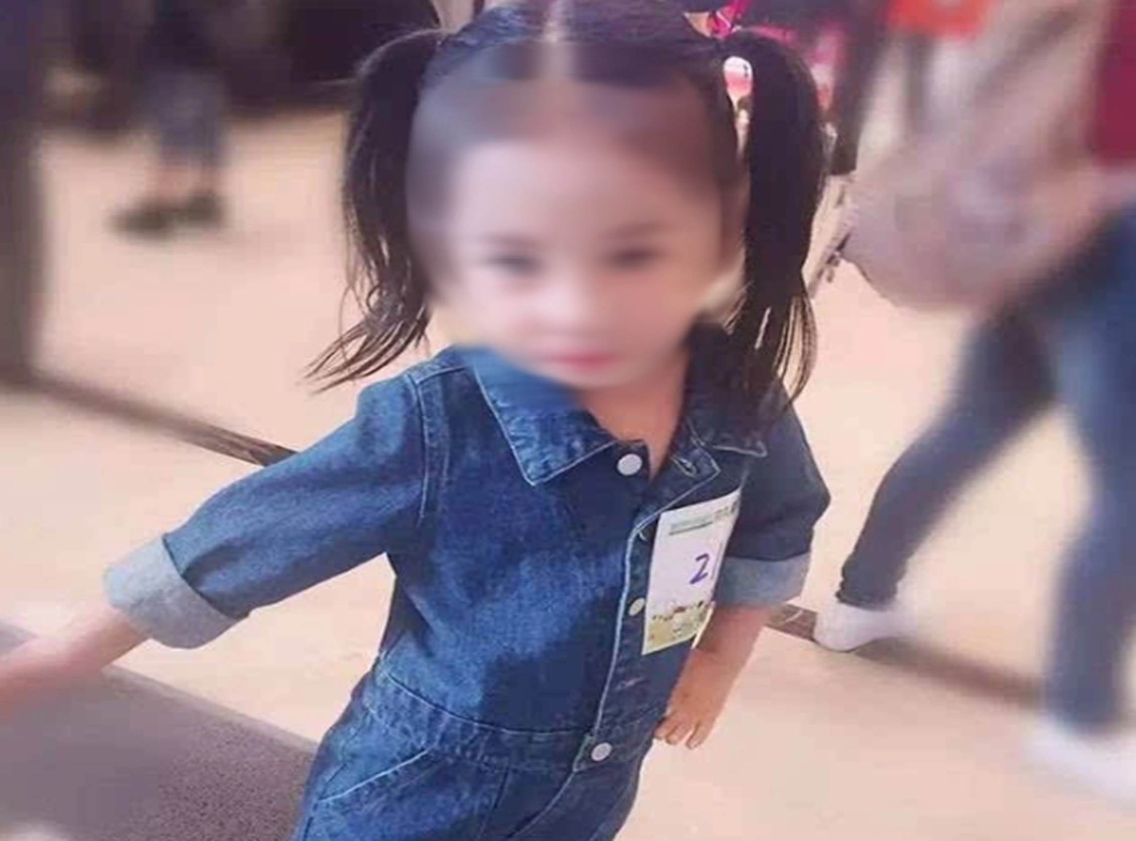 Nhạc vừa bật lên, con gái 5 tuổi đứng dậy nhảy ngay bài lắc hông gợi cảm, biết người dạy những trò lố đó, tôi muốn chuyển trường cho con-1