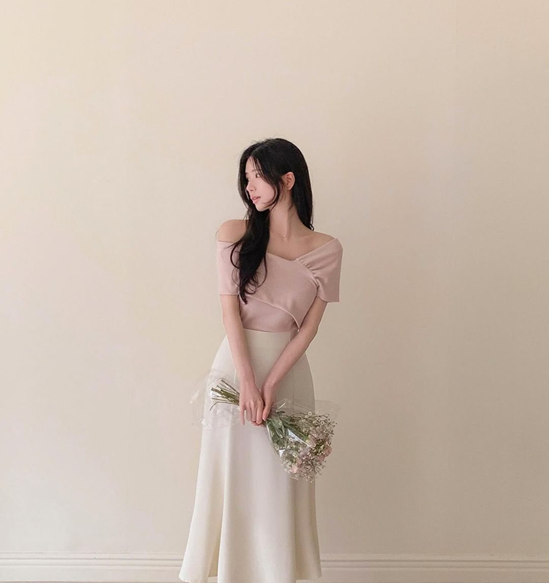 Kiểu áo trễ vai đáng sắm nhất trong mùa hè: Diện được 2 kiểu, từ thanh lịch đến gợi cảm-4