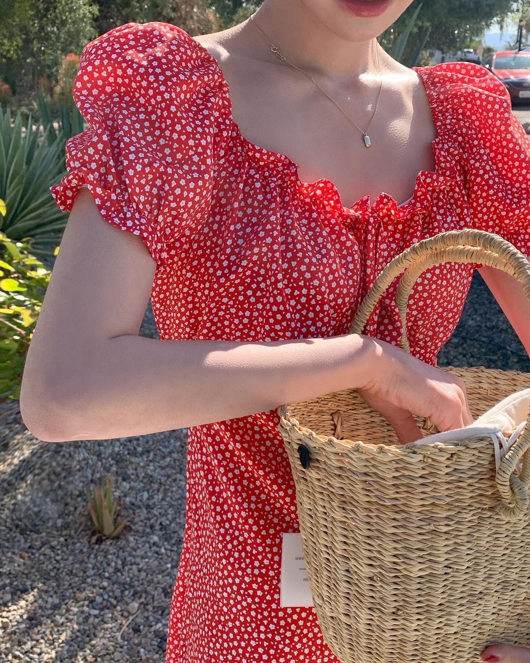 Kiểu áo trễ vai đáng sắm nhất trong mùa hè: Diện được 2 kiểu, từ thanh lịch đến gợi cảm-6