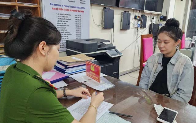 Thủ đoạn của cô gái trẻ khiến một tiệm vàng sập bẫy-2