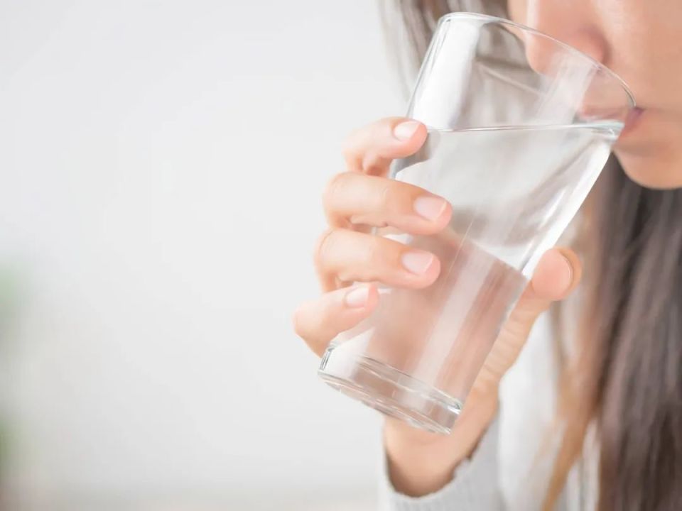 4 triệu chứng sau khi uống nước là lời cầu cứu từ thận của bạn-1