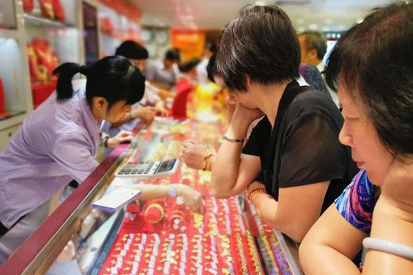 50 tuổi, tôi đi họp lớp bị coi thường vì làm nông, thu nhập thấp nhưng khi con trai đến đón, họ lập tức nín lặng và cúi đầu-4