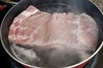 Thịt mua về đem đi chần nước sôi tưởng sạch nhưng sai bét: Ngâm thịt với loại nước này sạch hơn nhiều