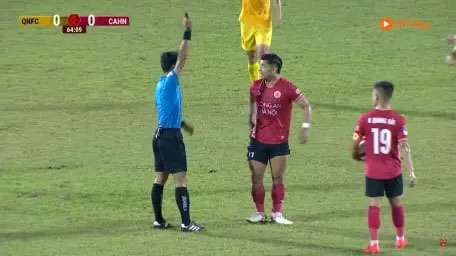 Một hậu vệ ĐT Việt Nam nổi tiếng, đi siêu xe, sở hữu tài sản bạc tỉ vừa bị VFF phạt vì thái độ thiếu văn hóa với trọng tài-1