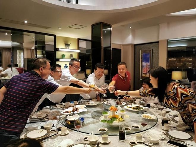 50 tuổi, tôi đi họp lớp bị coi thường vì làm nông, thu nhập thấp nhưng khi con trai đến đón, họ lập tức nín lặng và cúi đầu-1